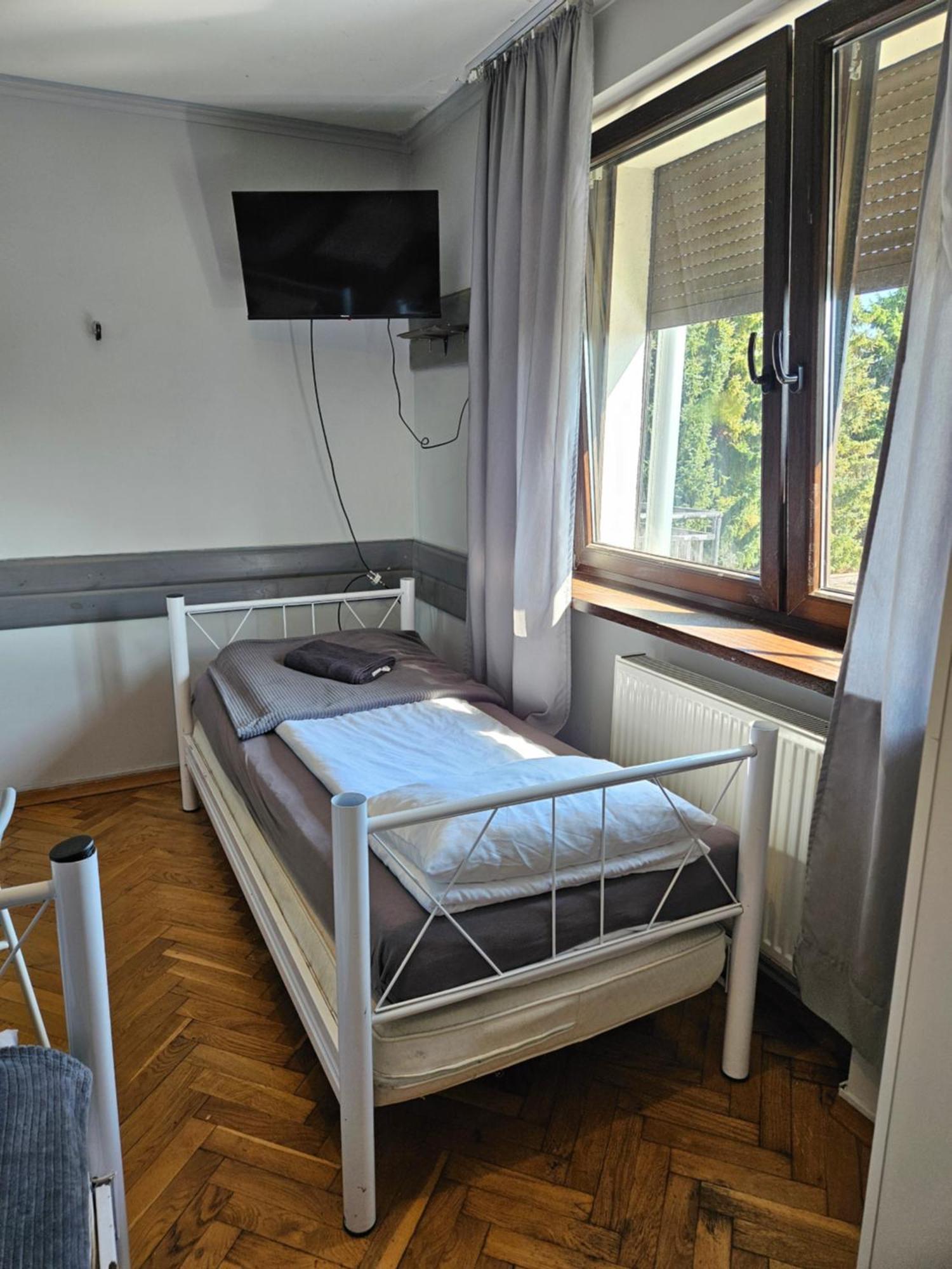 Pokoje Pracownicze Кімнати Для Працівників,Гуртожиток Swarzędz Exterior foto